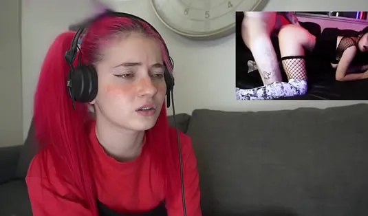 Imagen del video Jovencita emo reacciona a un v&iacute;deo porno