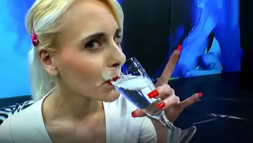 Imagen del video Bukkake alem&aacute;n con una rubia angelical