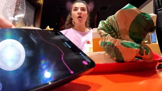 Imagen del video Tiene un orgasmo p&uacute;blico mientras come