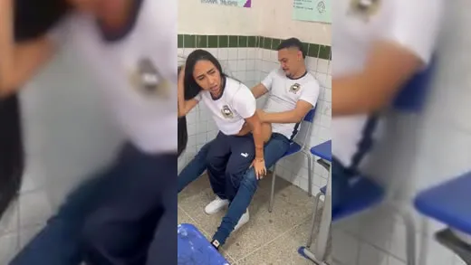 Imagen del video Novinha Hotwife montando un chico en la escuela