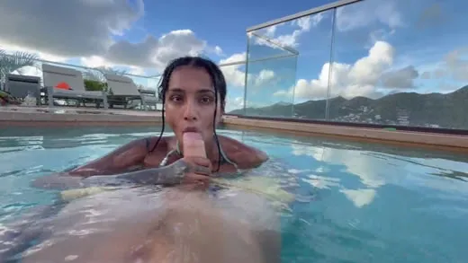 Imagen del video Yasmina Khan puteando en la piscina del hotel