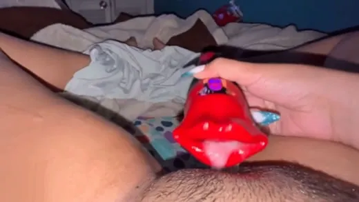 Imagen del video Estimula su cl&iacute;toris con su nuevo juguete sexual