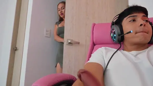 Imagen del video HannahMiller pilla a su hijo pajillero masturb&aacute;ndose