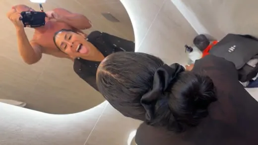 Imagen del video Skcandy enga&ntilde;a a su novio con un t&iacute;o en el ba&ntilde;o