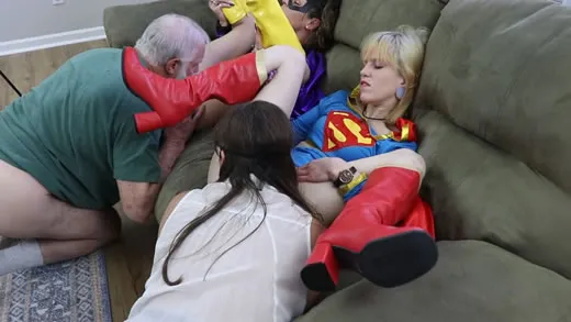 Imagen del video Viejo comiendo el co&ntilde;o de tres zorras