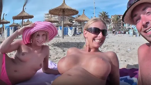Imagen del video Un d&iacute;a de playa y sexo con Paris Pink