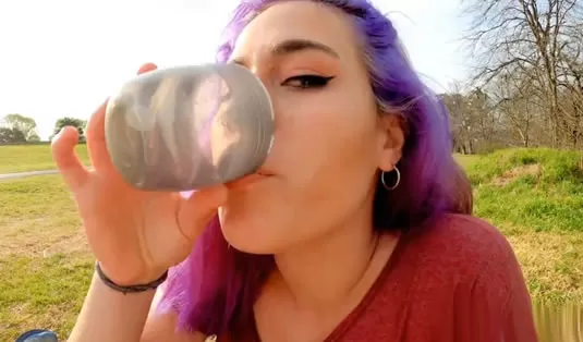 Imagen del video G&oacute;tica bebiendo pis de un desconocido
