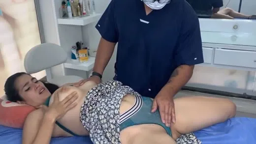 Imagen del video M&eacute;dico masturba a una casada insatisfecha