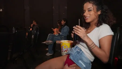 Imagen del video Isabella Jules se deja tocar el co&ntilde;o en el cine